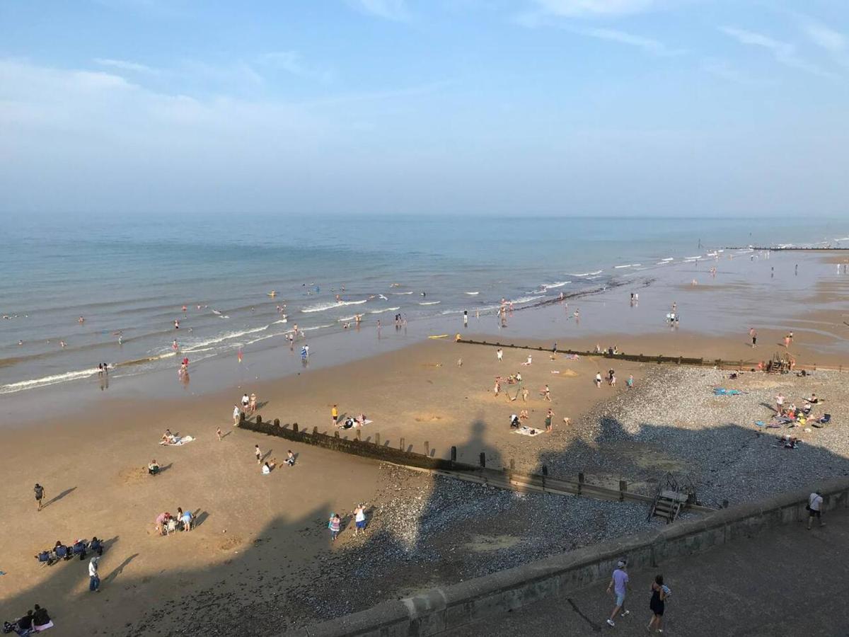 Cosy Beach House Steps From The Sea Cromer Exterior photo